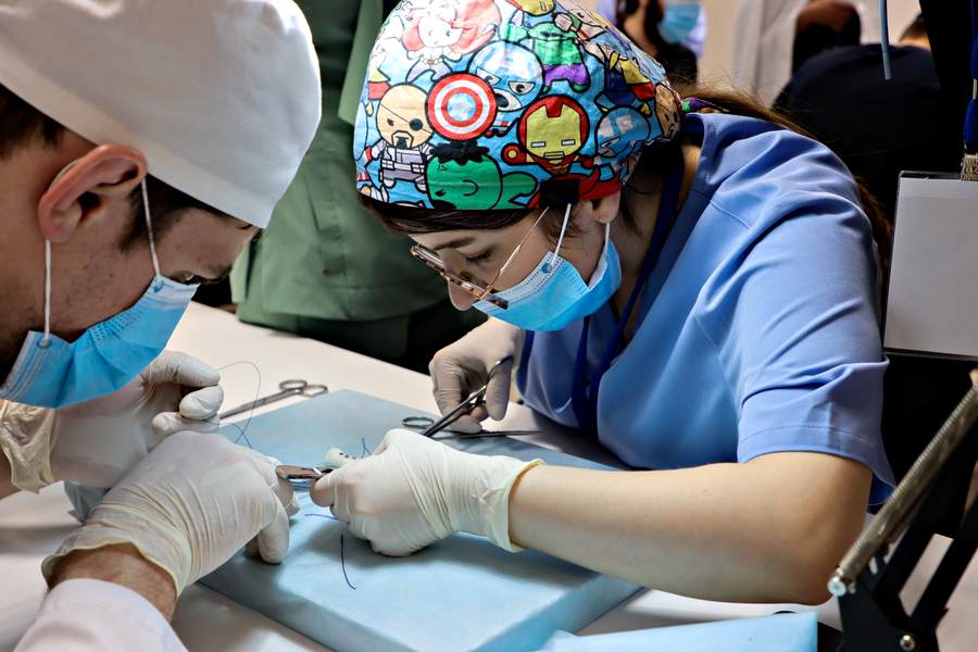 Кто принимает участие в операции. Медицинский институт Оренбург хирургия. Студентки медицинские Дагестанские.