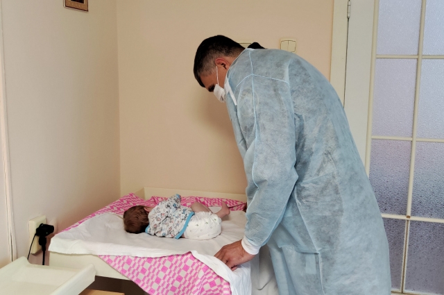 Руководитель следственного отдела Максим Кирюшкин навещал малышку в больнице.