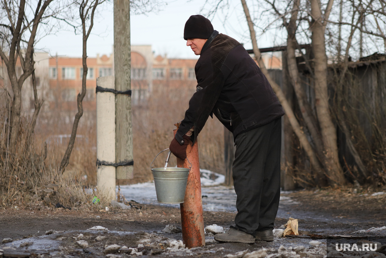 Виды города. Курган, колонка с водой, ведро с водой, вода, колонка, колонка водоразборная