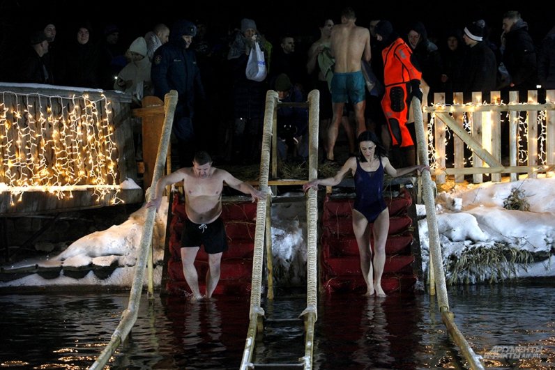 Купание москва 2023. Крещенские купания женщины. Крещенская иордань ярославль 2023. Купание в проруби на крещение 2023. Где окунуться на крещение в москве 2023.