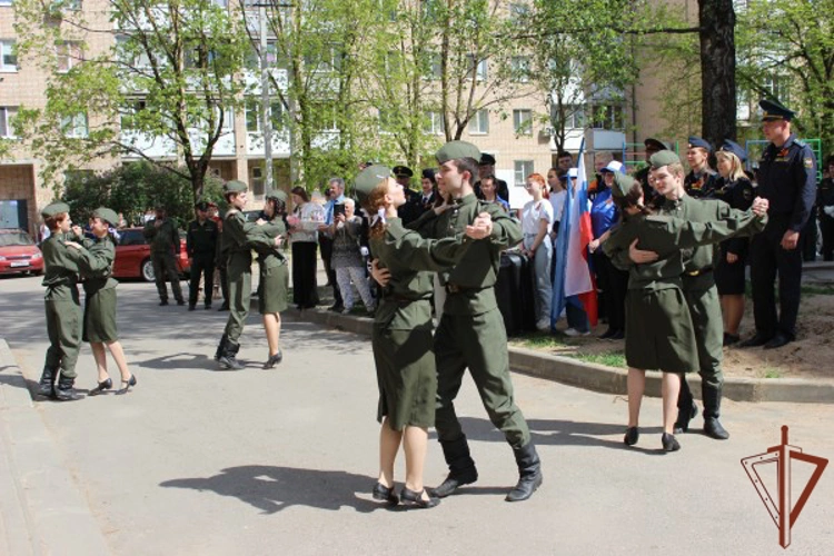 Росгвардейцы присоединились к акции «Парад у дома ветерана» в Смоленске (видео)
