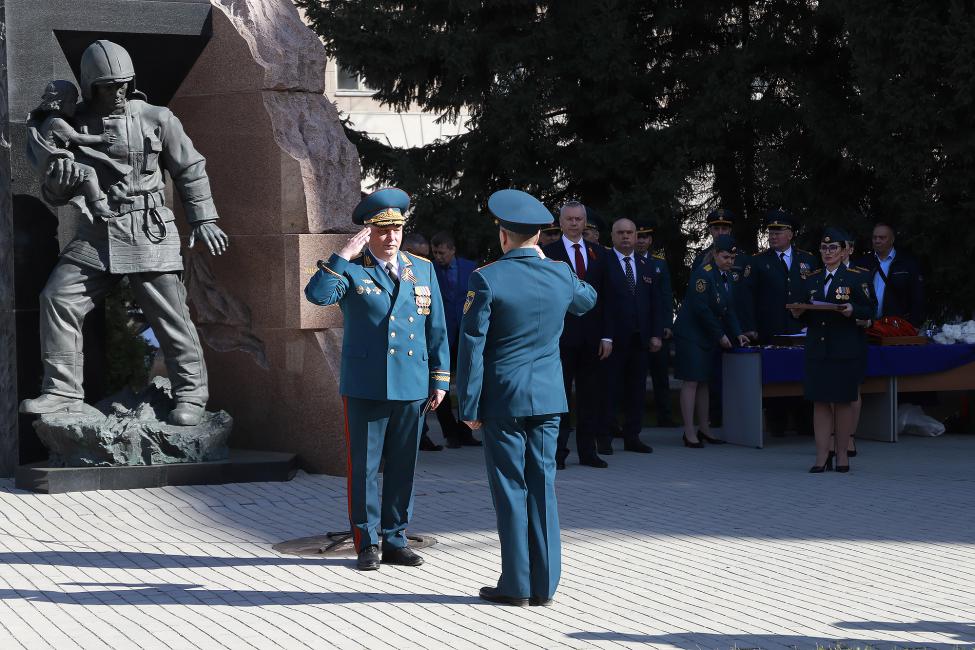 В центре снимка - Виктор Орлов