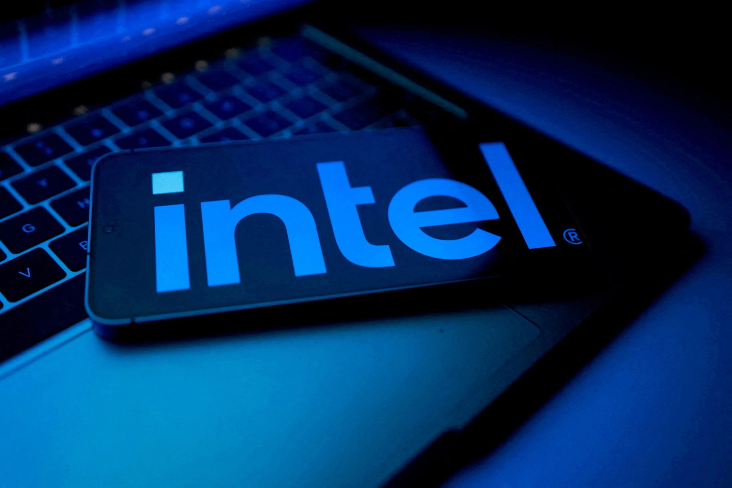 Intel представила финансовый отчет за третий квартал, превзойдя ожидания аналитиков и инвесторов. Прибыль на акцию составила 23 цента против прогнозируемого 1 цента. Выручка компании составила от 12,8 до 13,8 млрд долларов, что немного выше среднего прогноза Уолл-стрит. Валовая маржа выросла до 40% при ожидаемых 35,7%.