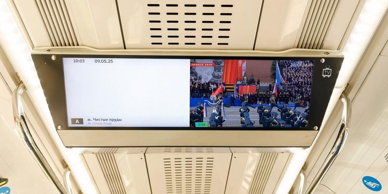 Прямая трансляция парада Победы для пассажиров метро и наземного транспорта