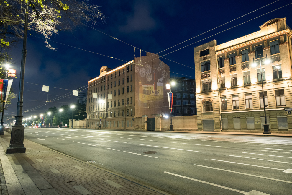 город бывших. город бывших. слова маяковского на вокзале в новокузнецке. лето вечер город люди фасады. посёлок городского типа безенчук самарская область.