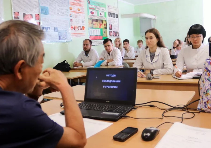 Юрий Тен передает опыт студентам