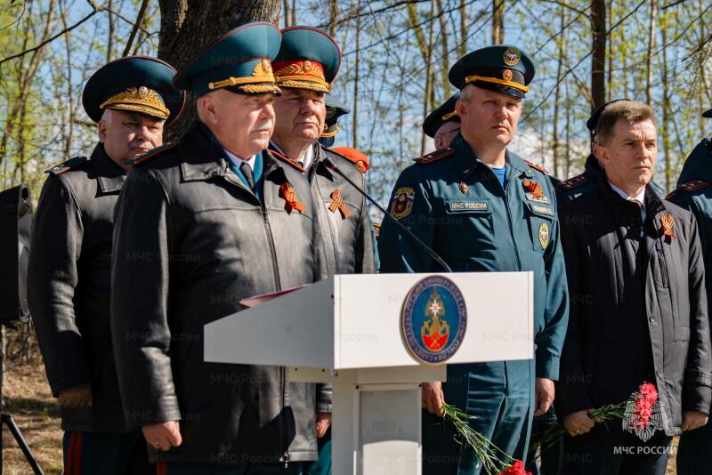 Санкт-Петербургский университет ГПС МЧС России провел торжественный митинг на Невском пятачке