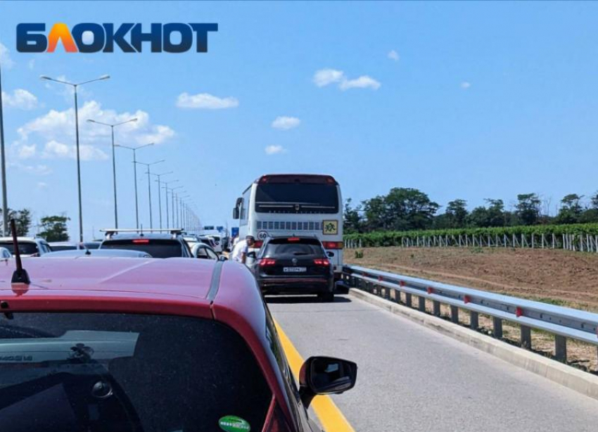 Пробка в 8 км сковала движение на трассе А-146 на Кубани