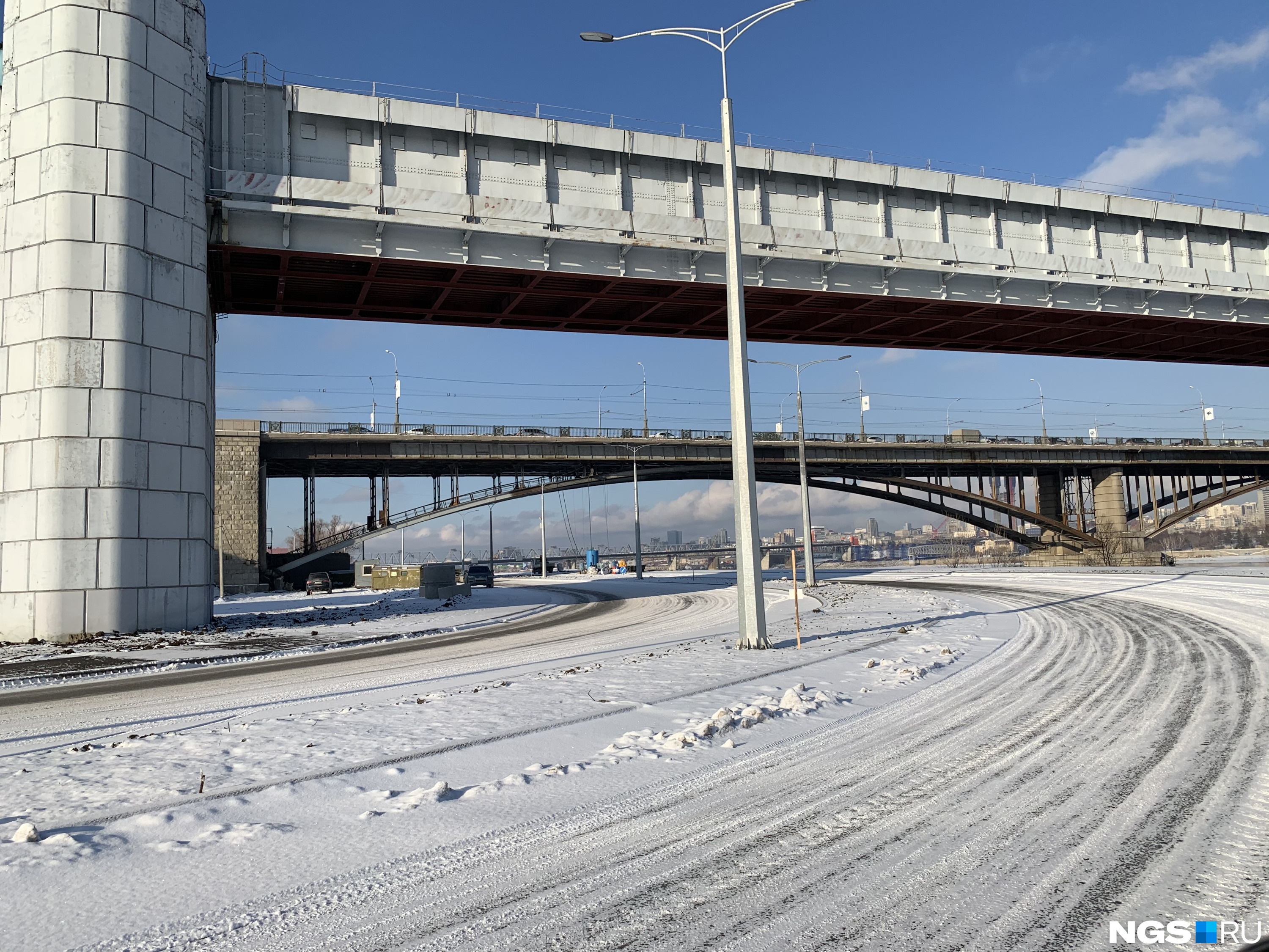 Показать дорогу. ЛДС Новосибирск. 4 Мост в Новосибирске. Новосибирск покажи фото Новосибирска. Фотографии около марки с мостом.