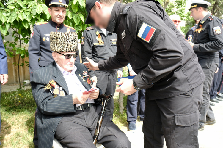 Росгвардейцы поддержали акцию «Парад у дома ветерана» в Дагестане