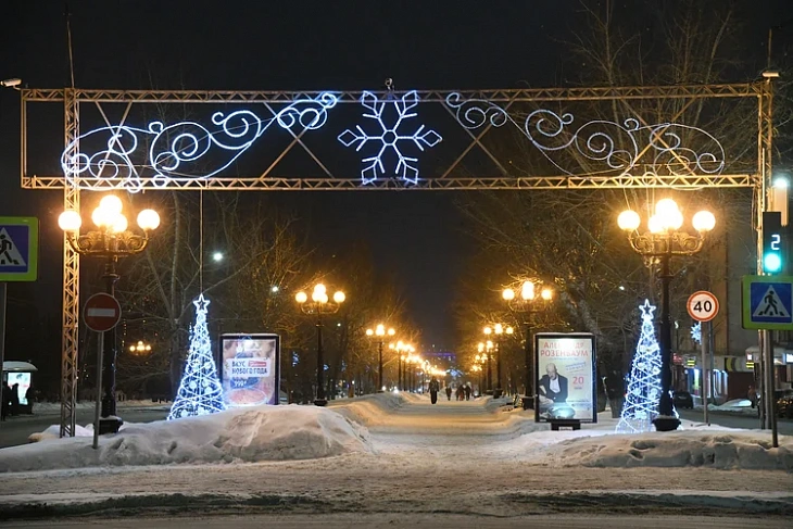 Куда сходить в барнауле на новогодние праздники. Барнаул аллея Бродвей. Обзорная прогулка по Барнаулу вечер. Новогодняя площадь Сахарова в Барнауле. Барнаул вечерняя прогулка новый год.