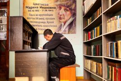 Чтение - одно из немногих доступных арестантам занятий (архивное фото)