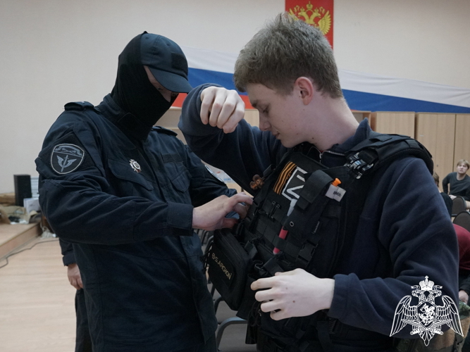 Новгородские росгвардейцы провели выставку средства связи и экипировки для молодежи