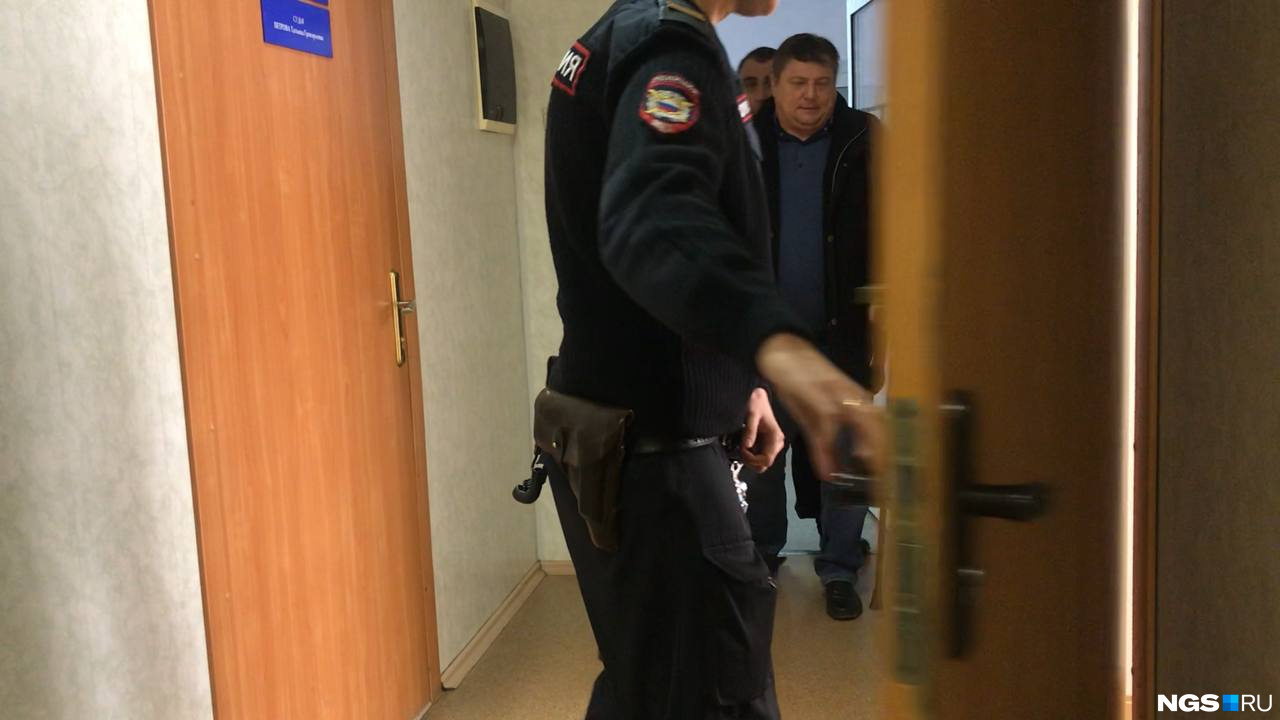 Помощь адвоката задержанный. Подозреваемый в отказе. Подсудимый со спины. Подсудимый со спины. Помощь адвоката задержанный.