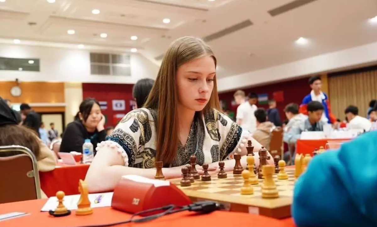 Евгения Сатановская тренируется в спортивной школе «Спорт-индустрия» под руководством Виктора Трущелёва