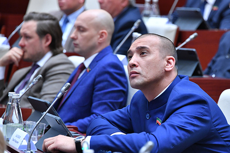 «Сколько танков бывает в одной колонне?» — поинтересовались у Эдуарда Шарафиева. «Я не знаю, это у Баксикова (Героя России, депутата Госсовета РТ) надо спросить. Танкист он!»