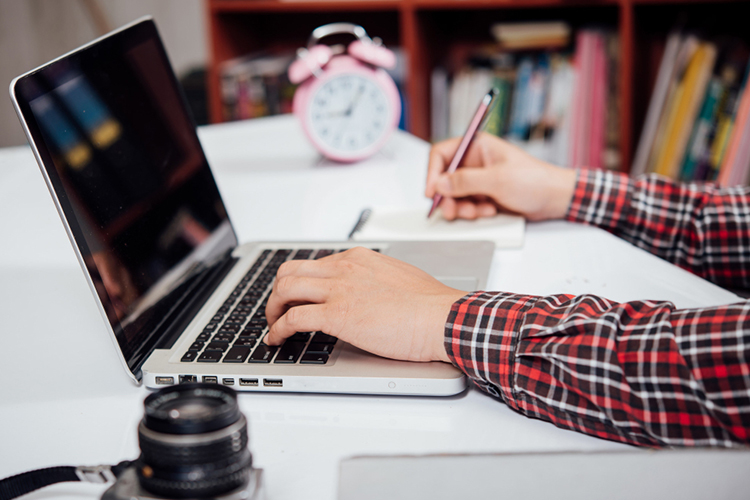 Спикер подчеркивает, что учиться важно не потому, что нужно знать все, что есть в телефоне, а для хорошей работы головы — совсем необязательно становиться гениальным музыкантом или математиком