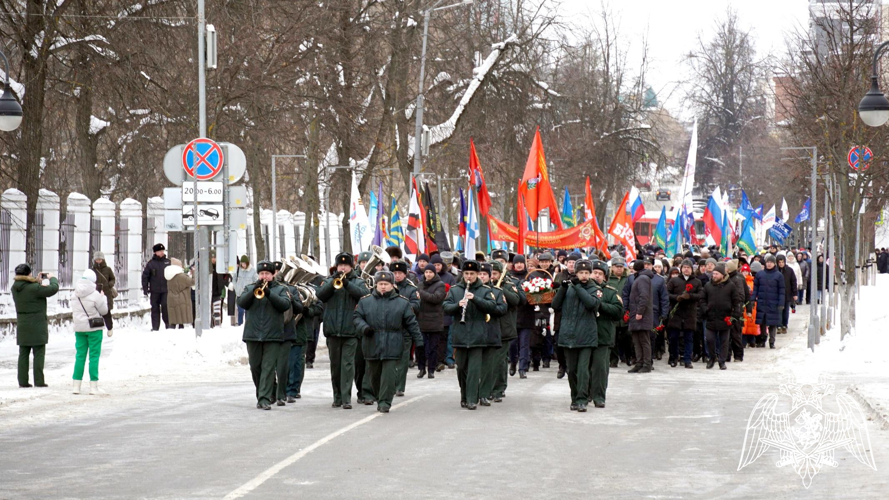 В Кирове в День защитника Отечества сотрудники и военнослужащие Росгвардии возложили цветы к Вечному огню