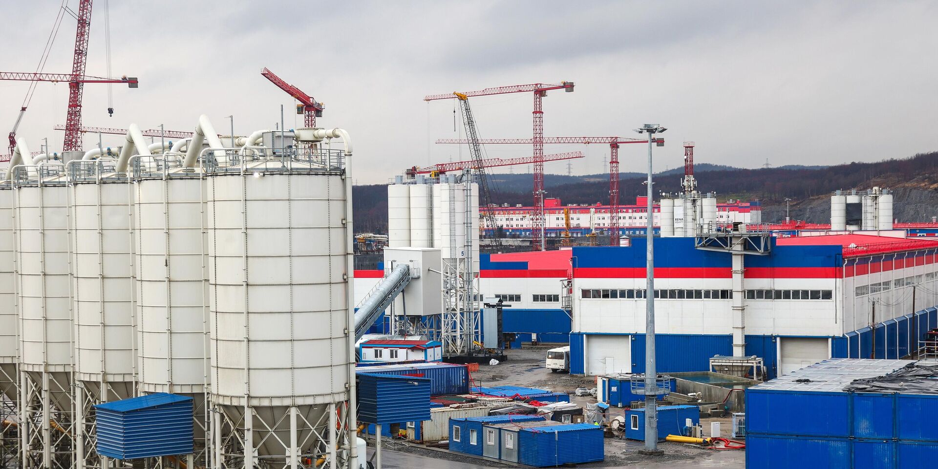 Строительство завода по производству линий сжижения природного газа в Мурманской области. Проект компании Новатэк для реализации стратегического проекта Арктик СПГ 2. Архивное фото 15.10.21 - ИноСМИ, 1920, 18.03.2025