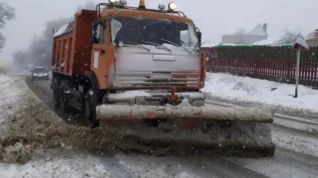 В Комаричском районе усилили очистку дорог от снега