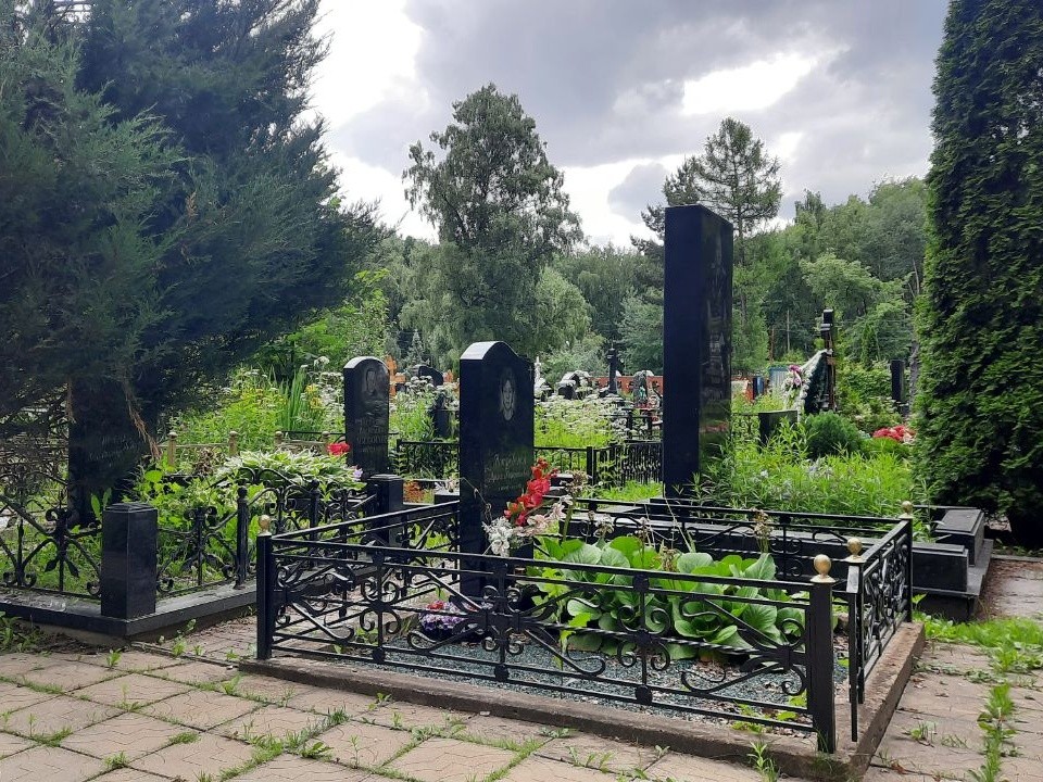 Полиция и налоговая разберутся со стихийными торговцами у входа на кладбище в Раменском