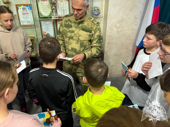 Воспитанники детского дома написали письма ивановским росгвардейцам, выполняющим боевые задачи в зоне СВО