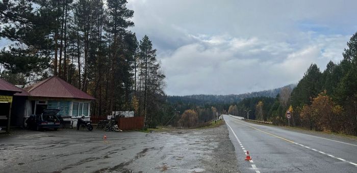 Автоледи из Алтайского края врезалась в здание кафе на въезде в Верх-Бийск