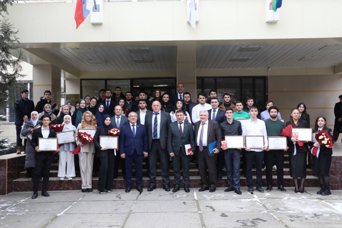 Абдулмуслим Абдулмуслимов в День российского студенчества вручил награды студентам Дагестана