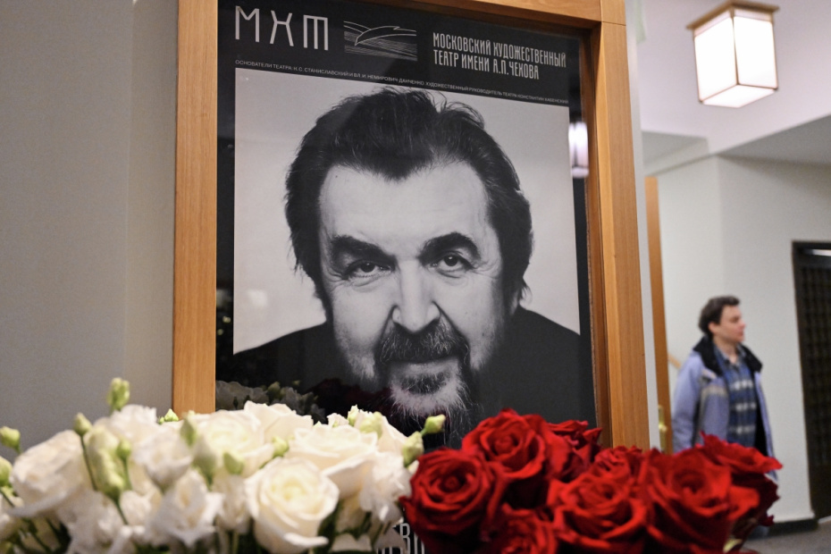 Цветы у портрета заслуженного артиста РФ Игоря Золотовицкого в Московском Художественном театре имени А. П. Чехова в Москве. Игорь Золотовицкий скончался 14 января на 65-м году жизни