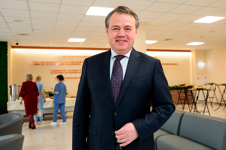 Назначения Альмиру Абашеву пришлось ждать больше четырех месяцев — немыслимый срок для огромного и во всех смыслах дорогого ведомства