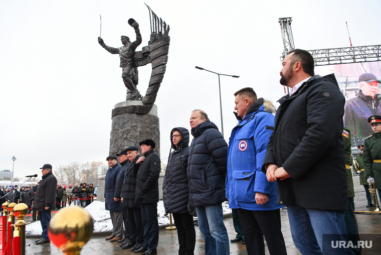 В екатеринбурге открыли памятник. Памятник Николаю Дуракову в Екатеринбурге. В Екатеринбурге открыли памятник Николаю Дуракову. Открытие скульптуры Дуракова. Открытие памятника эпох Екатеринбург.