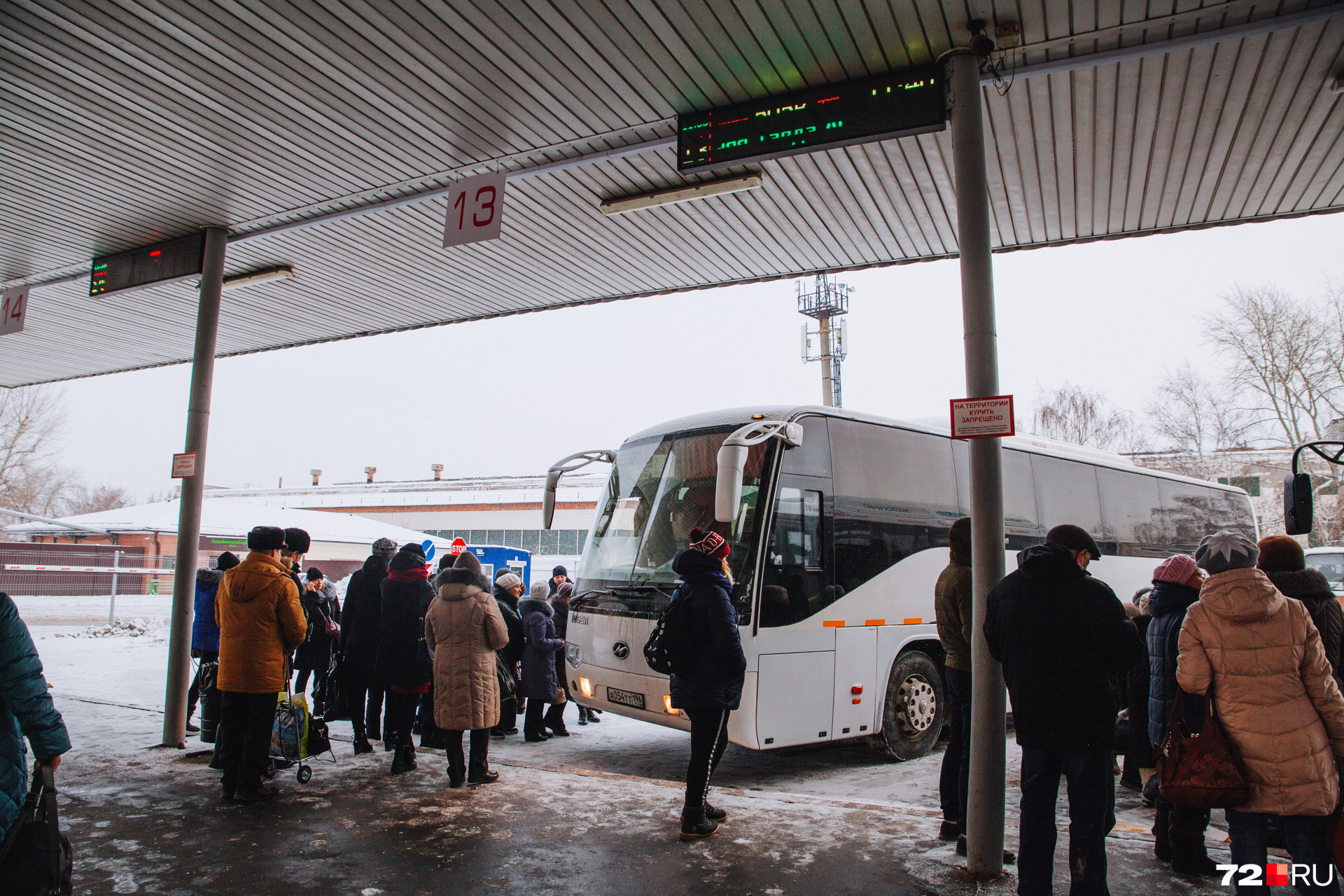 Тюмень автовокзал автобус. Автобусный вокзал Тюмень. Тюменский вокзал Автобусный. Тюмень автовокзал автобусы. Автовокзал Тюмень зимой.