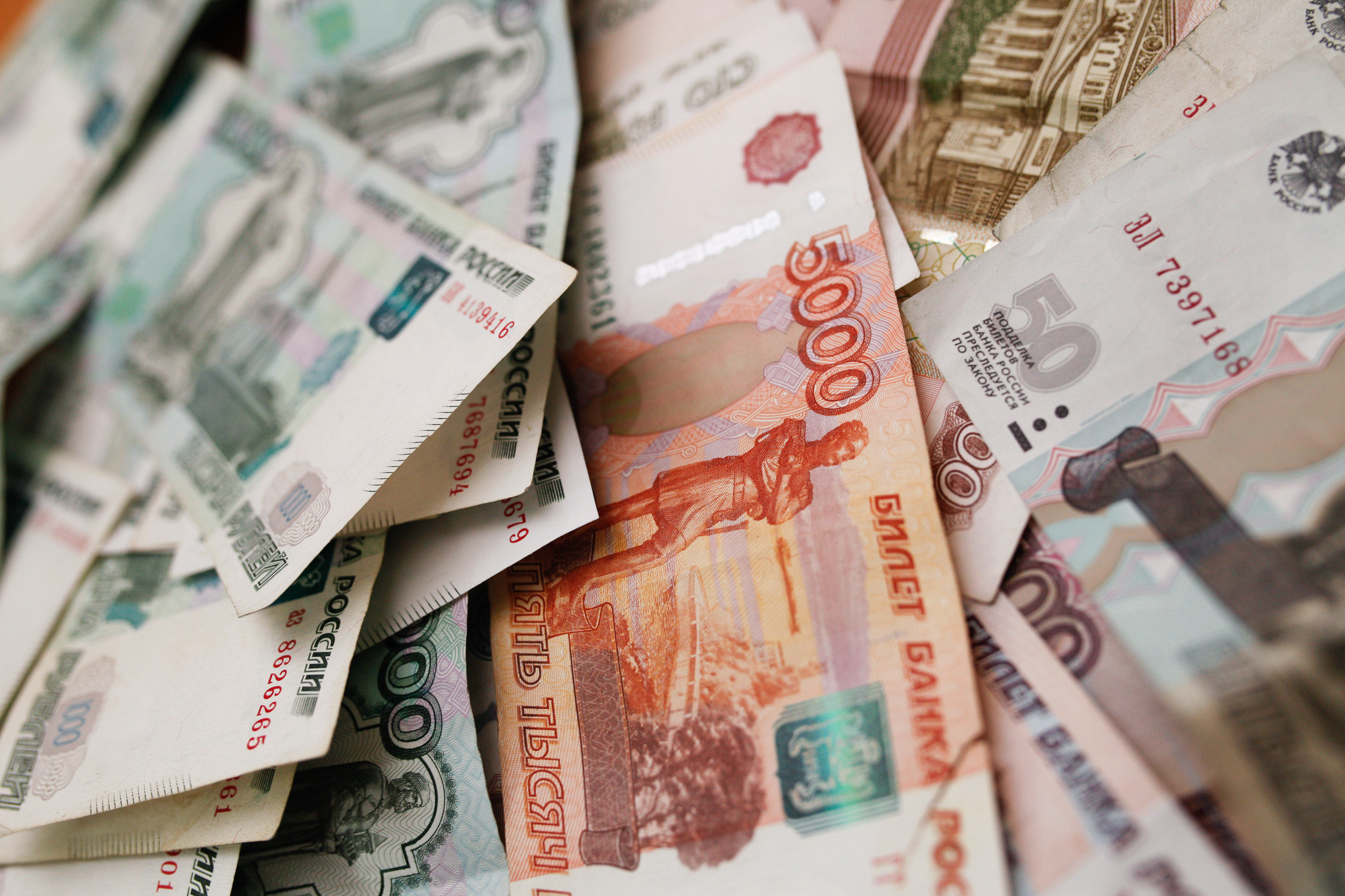 займ от частного кредитора. взять 10 тыс в долг. передача денег в руки. дает деньги. займу деньги в долг.