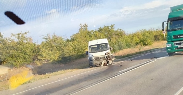 V102 волгоград происшествия. Авария под Волгоградом с микроавтобусом.