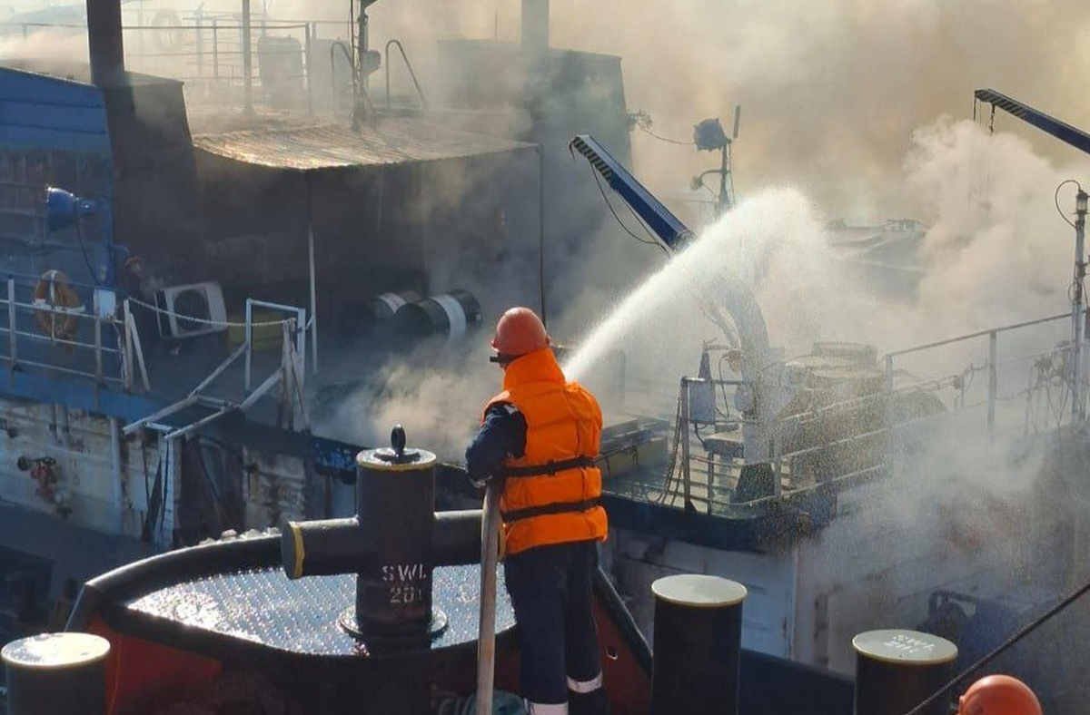 Следователи организовали проверку после пожара на буксире в Темрюкском районе