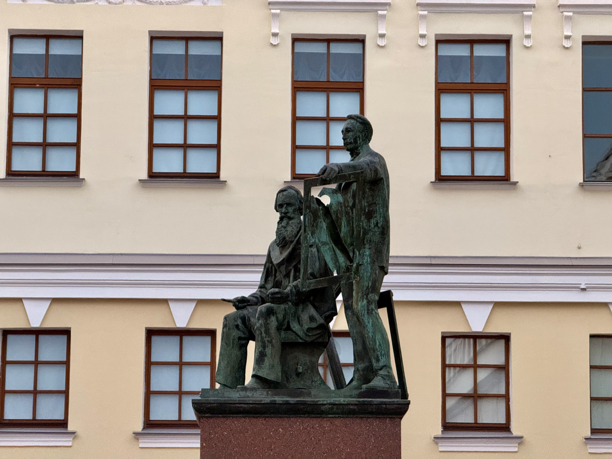 Памятник В.М. и А.М. Васнецовым