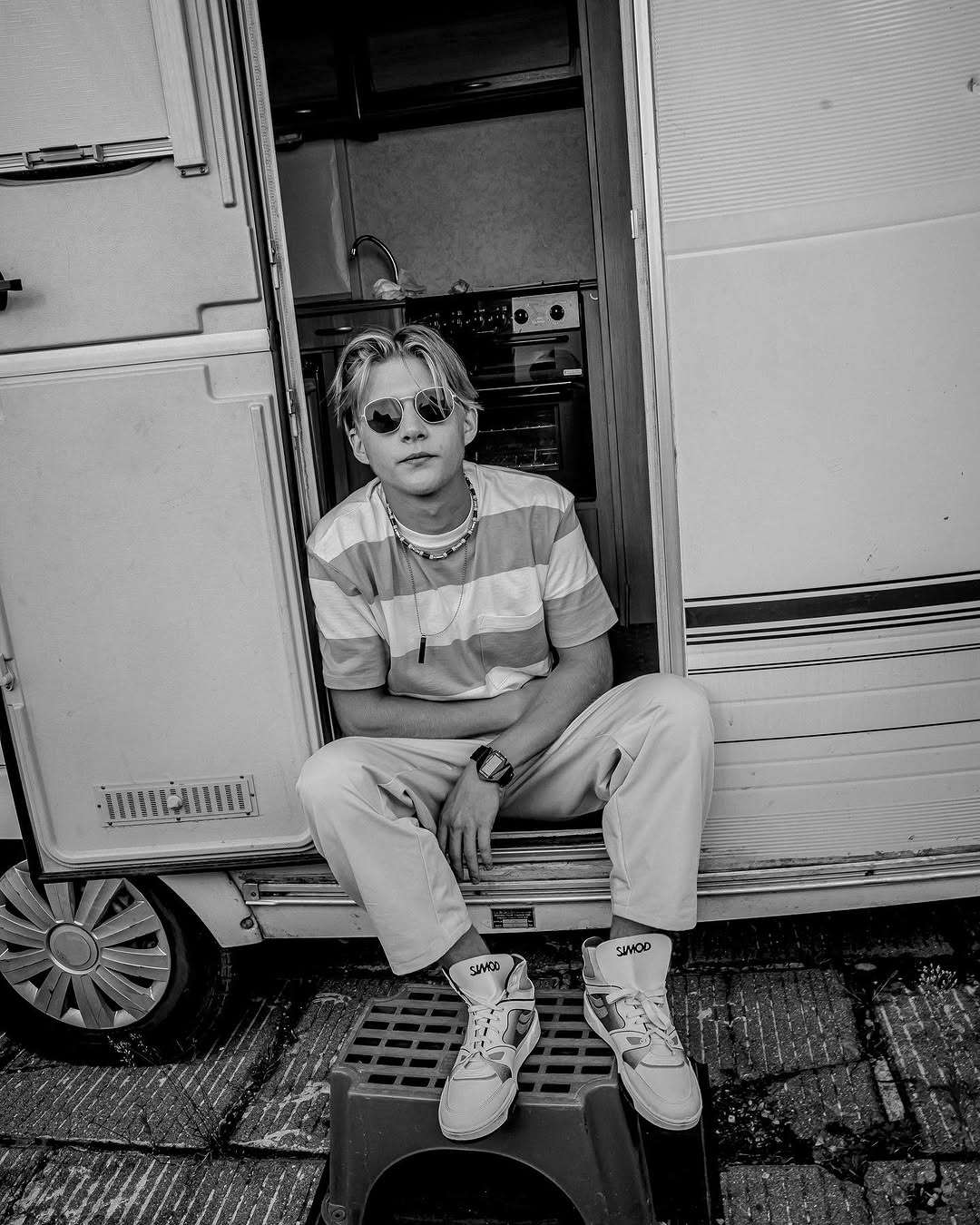 Роспись храмов, мечты о карьере музыканта и любовь к уединению: Что мы знаем об Олеге Савостюке