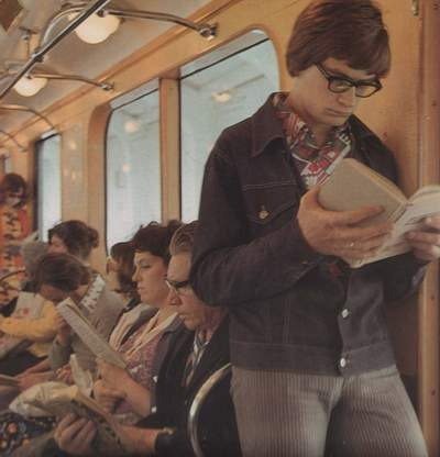 Читатели в метро, 1970-е