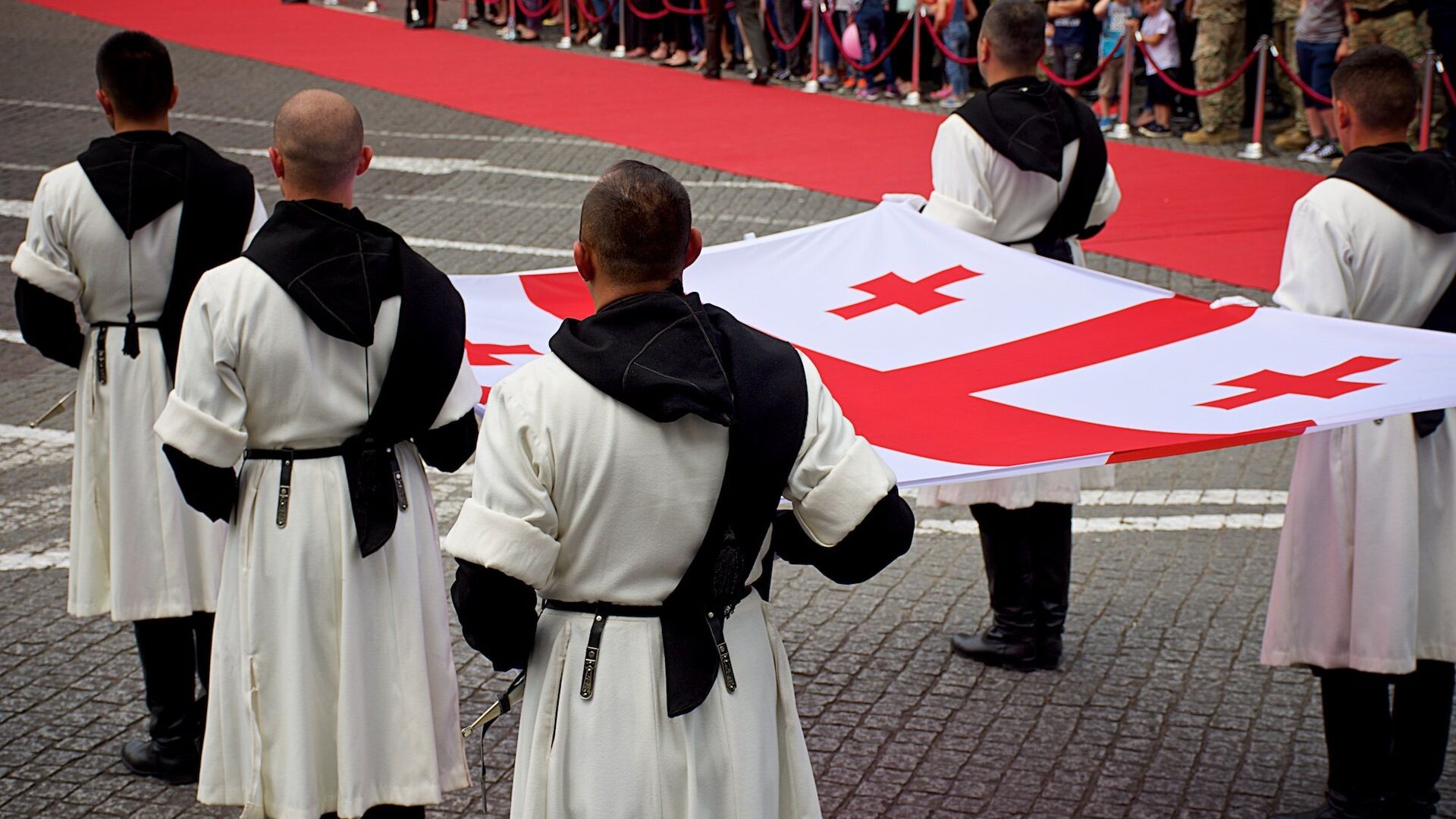 Военнослужащие в грузинской национальной одежде держат флаг Грузии - Sputnik Грузия, 1920, 14.01.2026