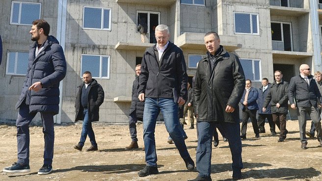 Юрий Трутнев посетил строительную площадку в посёлке Термальный, где будет создан жилой микрорайон