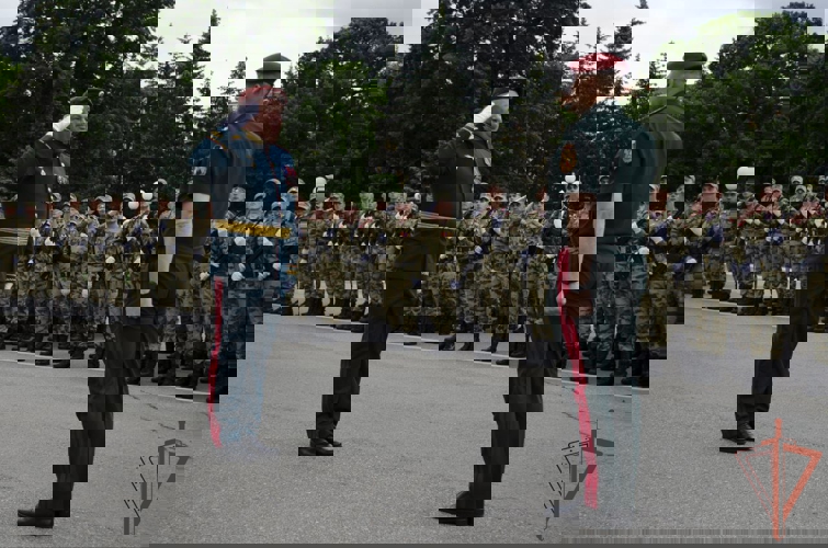 Первый заместитель директора Росгвардии генерал-полковник Юрий Яшин вручил вымпел директора Росгвардии Центру специального назначения «Витязь»