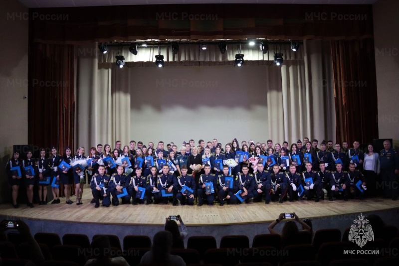 Сотрудники регионального МЧС вручили выпускникам дипломы об образовании