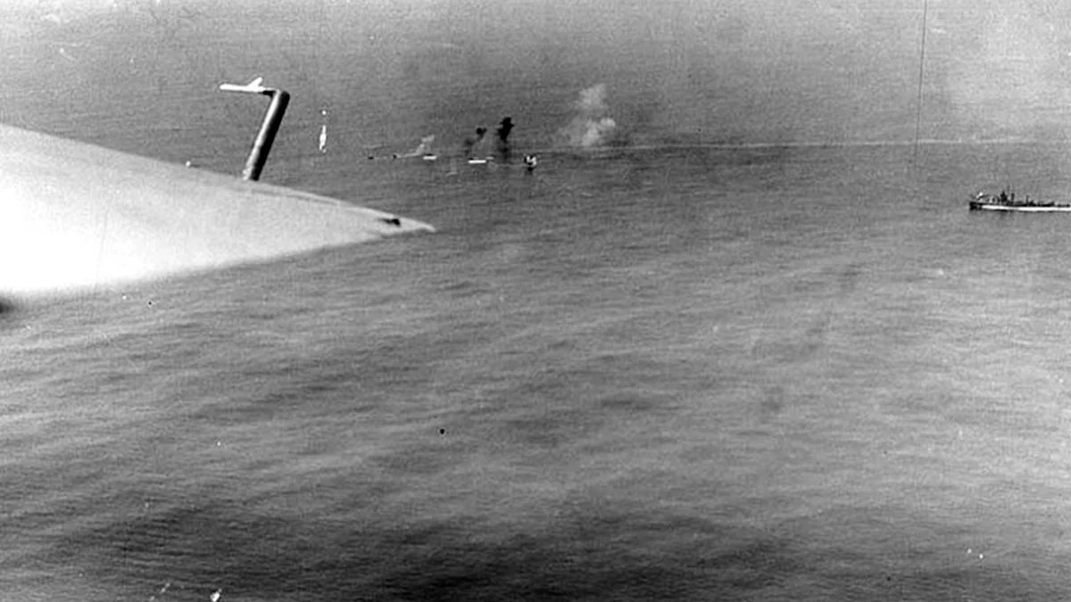 Немецкая лодка U-801 под обстрелом кораблей ВМС США