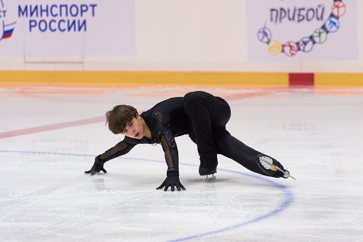 Спорт на льду со шваброй