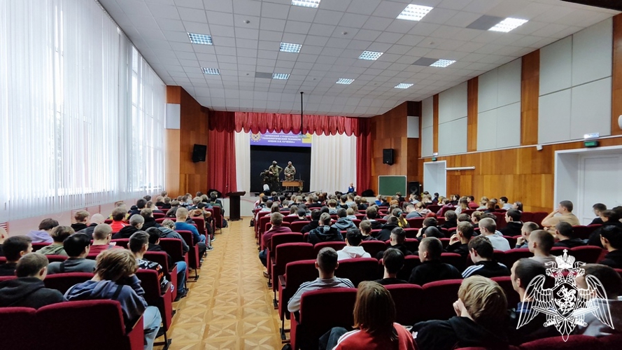 Росгвардейцы провели тематический урок для брянских студентов