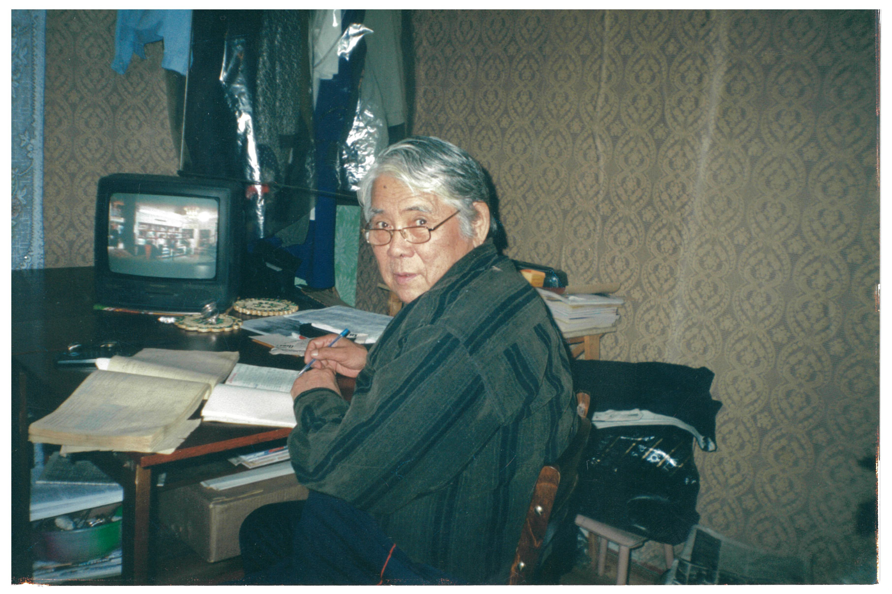Ириков С.И. за рабочим столом у себя дома в с. Ратта. 2002 год. Фото: ГА ЯНАО. Ф. 399. Оп. 2. Д. 27