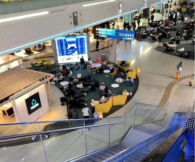 Обстановка в международном аэропорту Дубая 16 апреля. Фото Скриншот видео очевидцев