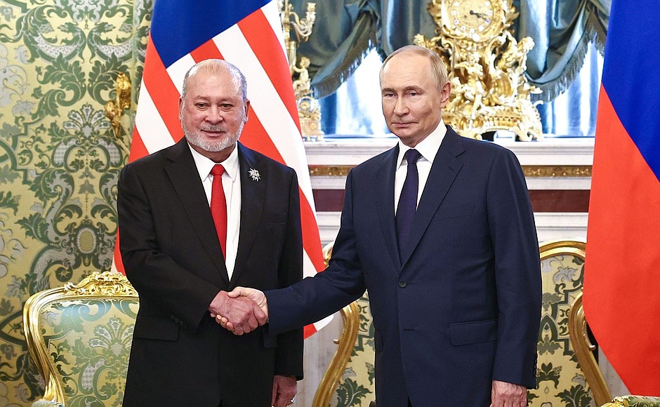 Верховный правитель (король) Малайзии султан Ибрагим с президентом России Владимиром Путиным Фото: Михаил Терещенко, ТАСС