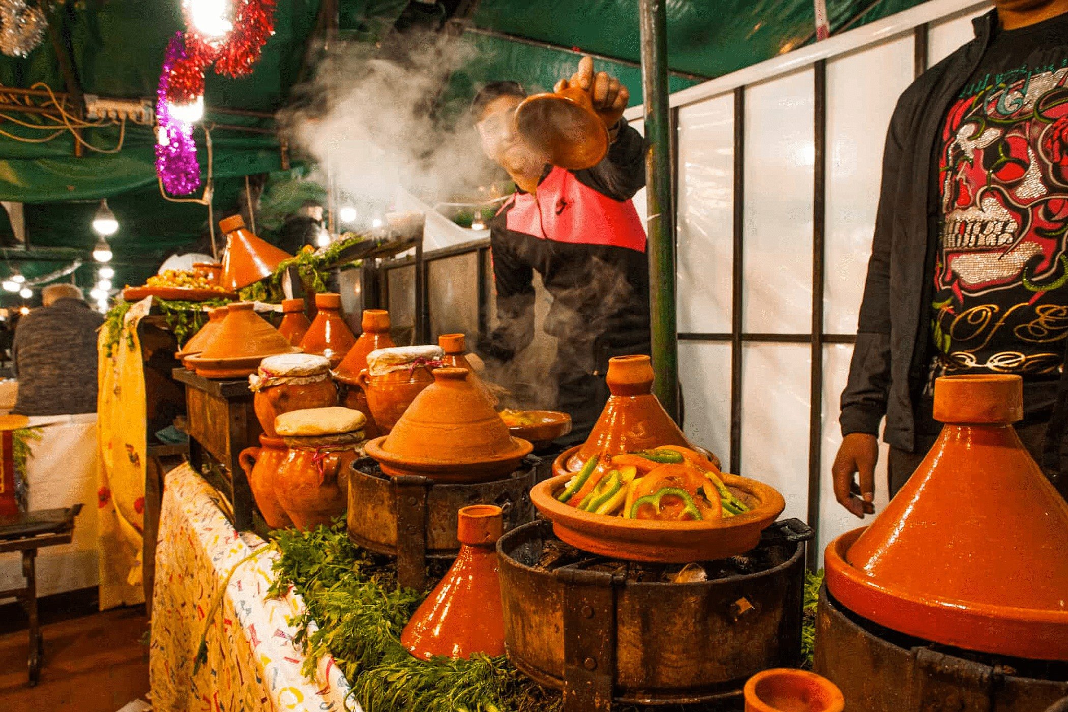 Традиционное празднование дистилляции апельсиновых цветов в Марракеше