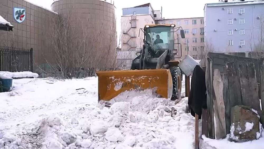 Управа Центрального округа Якутска провели уборку снега с территорий деревянных жилых домов